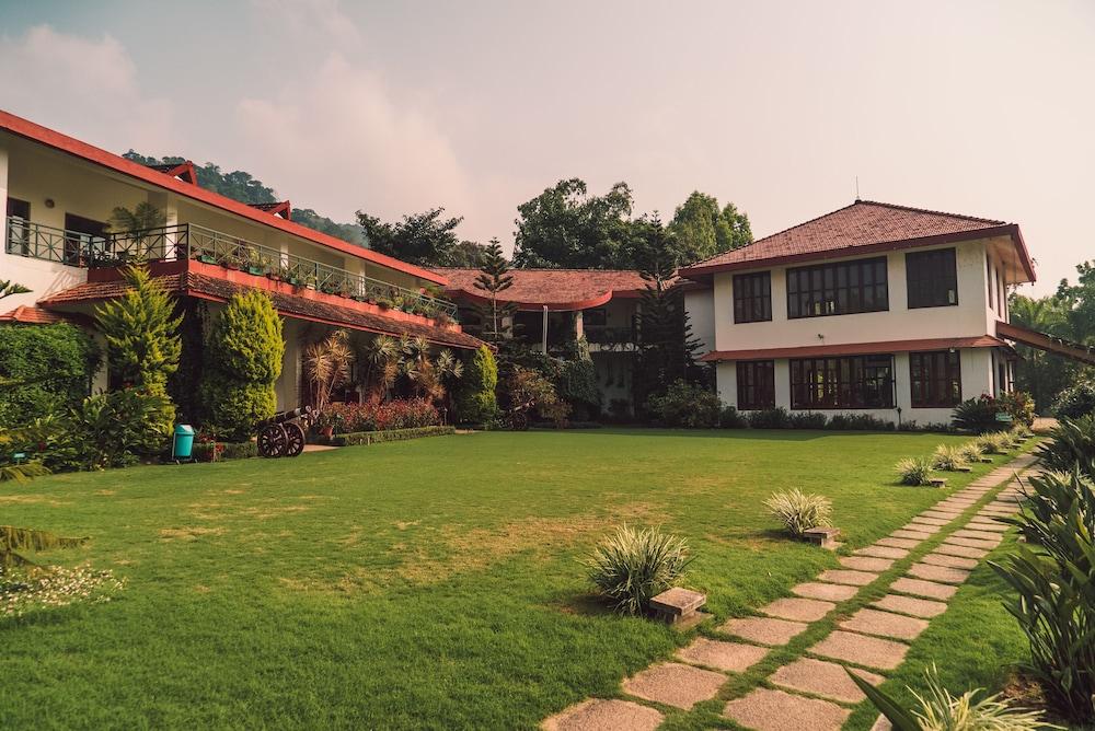 Amritara Ambatty Greens Resort Virajpet Exteriör bild